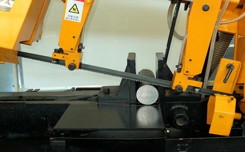 红坪镇数控带锯床自动送料精度会出现偏差吗？