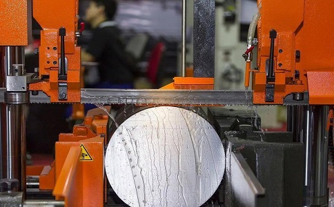 红坪镇立式金属带锯床切削出现跑带故障解决方法！